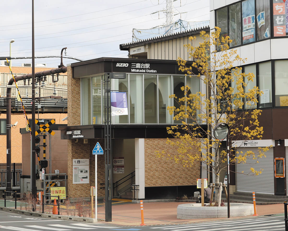 「三鷹台」駅前